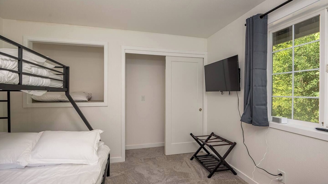 Photo of Bedroom in McKenzie Bridge