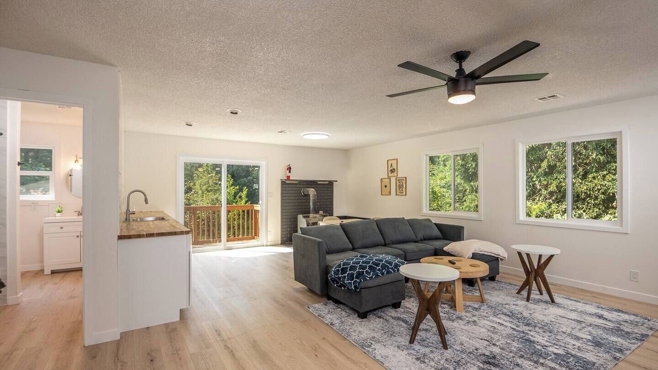 Photo of Livingroom in McKenzie Bridge