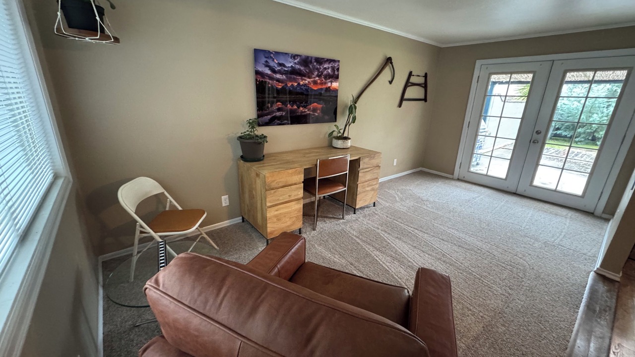 Photo of Livingroom in Oakridge