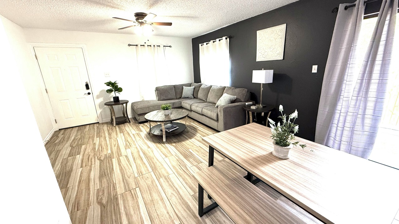 Photo of Livingroom in Mahncke Park
