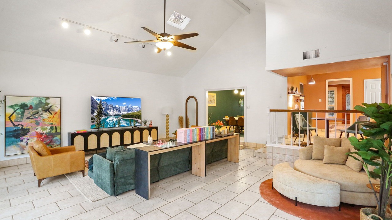 Photo of Livingroom in Whispering Oaks