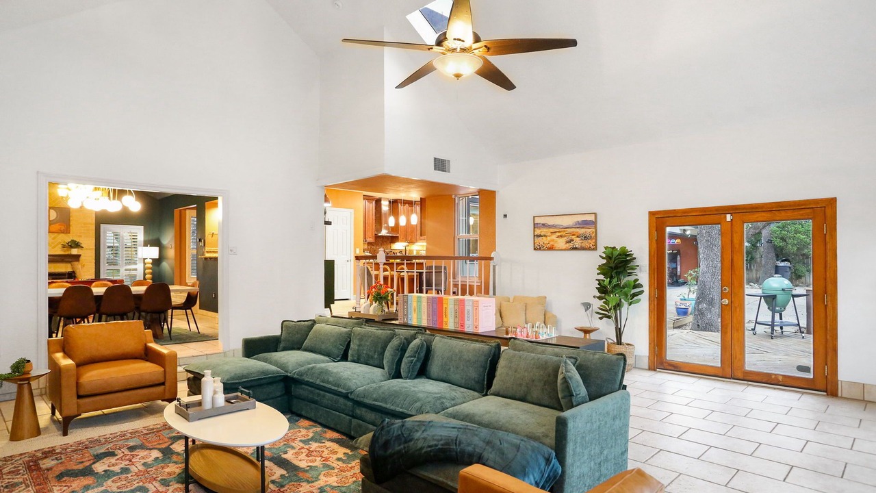Photo of Livingroom in Whispering Oaks