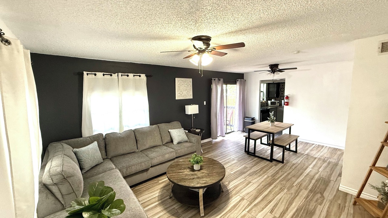 Photo of Livingroom in Mahncke Park