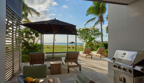 Deluxe One-Bedroom Suite - Beach Front