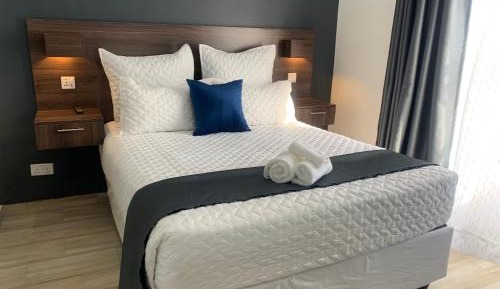 Deluxe Queen Suite