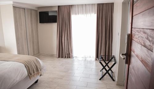 Deluxe Queen Suite