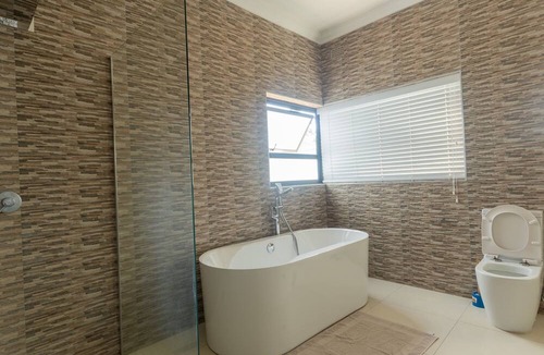 Harare East Apartment | Upmarket 4 bed Chisipite house - 2193