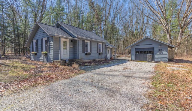 The Cozy Cottage - pet friendly home with hot tub