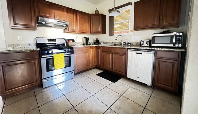 Beautiful southern home - heart of San Antonio - close to downtown and bus line